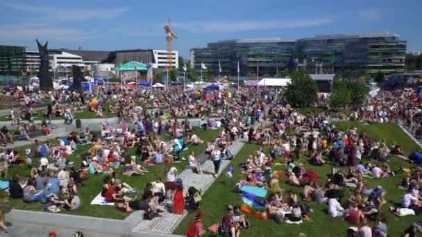 Duizenden mensen op de grote picknick ter ere van de Helsinki trots 2016. Time-lapse — Stockvideo