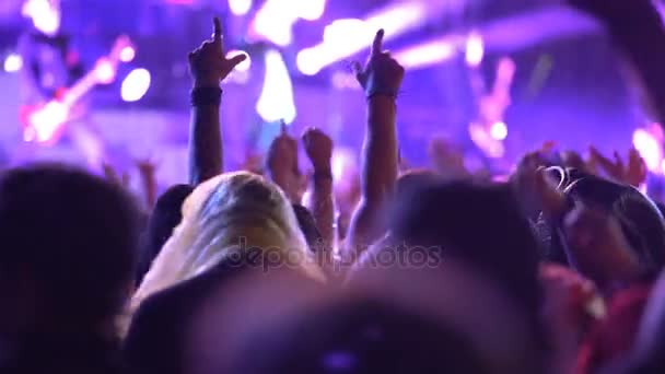 Un montón de fans aplaudiendo y agitando sus manos en un concierto de rock . — Vídeo de stock