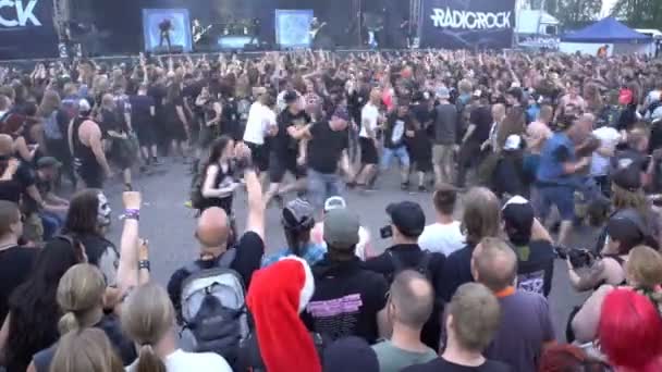 Un montón de fans aplaudiendo y agitando sus manos en un concierto de rock . — Vídeo de stock