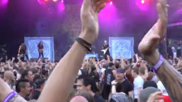 Beaucoup de fans applaudissent et saluent leurs mains lors d'un concert de rock . — Video