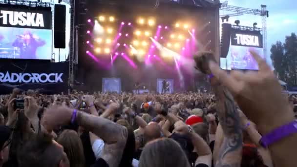 Un sacco di fan applaudono e sventolano le mani a un concerto rock . — Video Stock