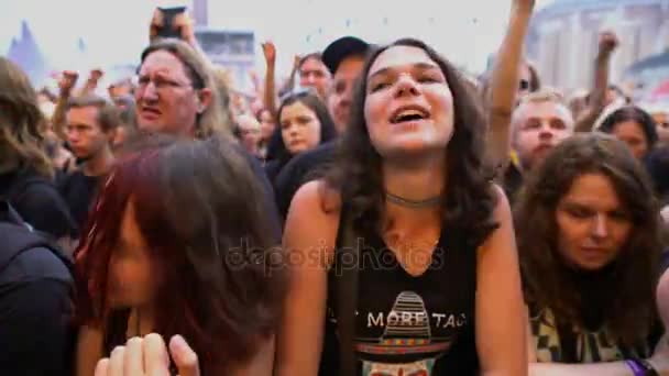 Flickor groupies njuta på en rockkonsert. — Stockvideo