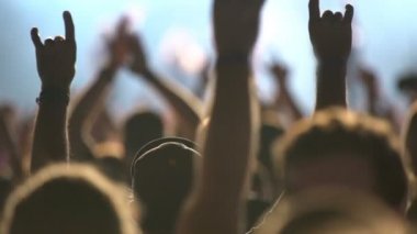 Alkış ve bir rock konserinde ellerini sallayarak hayranları bir sürü.