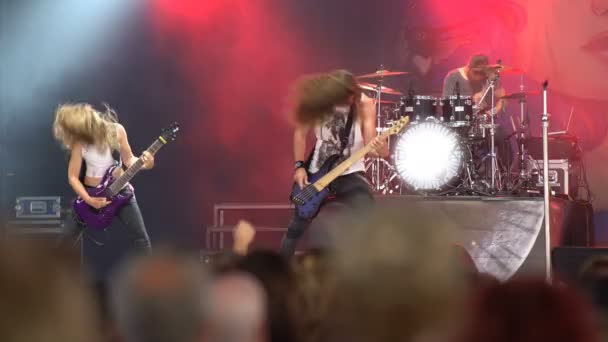 Banda de rock Delain actuando ante un público . — Vídeo de stock