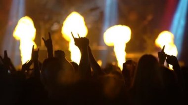 Alkış ve bir rock konserinde ellerini sallayarak hayranları bir sürü.