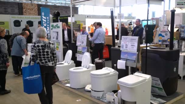 Breed scala aan sanitair in de showroom van de winkel. — Stockvideo