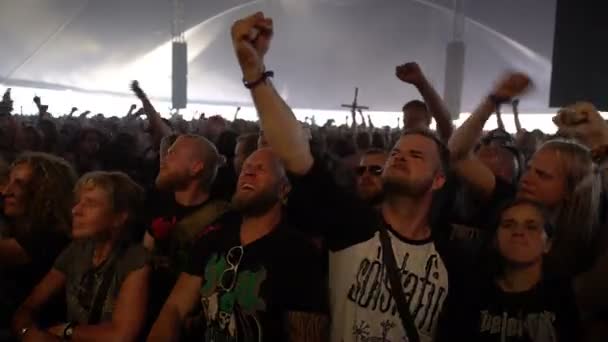 Mnoho fanoušků tleskali a mávali rukama na rockový koncert. — Stock video