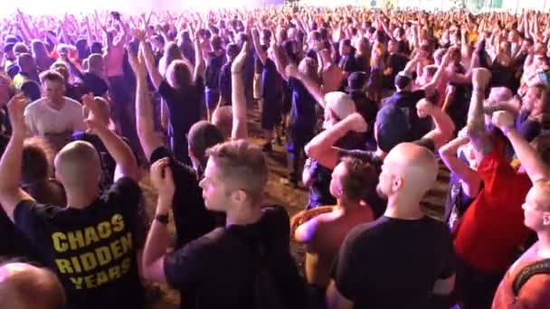 En massa fans applådera och vifta med händerna på en rockkonsert. Slow motion — Stockvideo