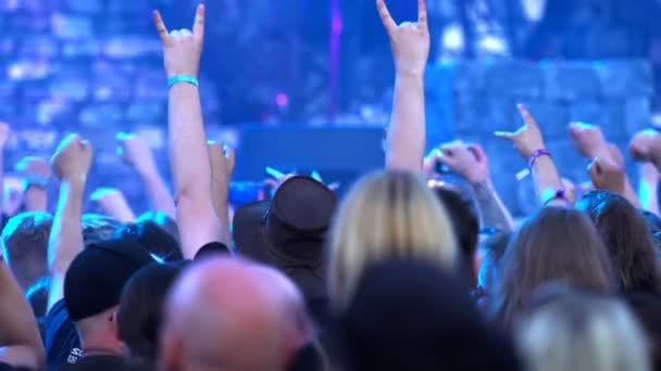 Muitos fãs aplaudem e acenam com as mãos num concerto de rock. . — Vídeo de Stock
