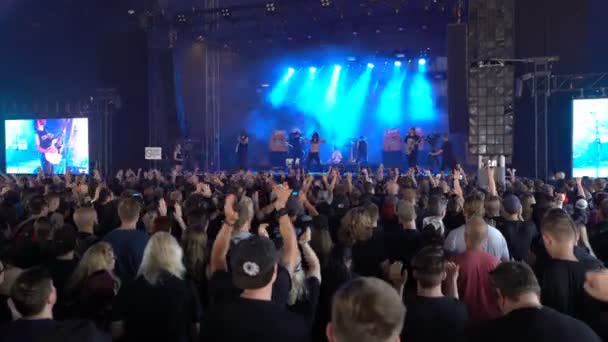 En massa fans applådera och vifta med händerna på en rockkonsert. — Stockvideo