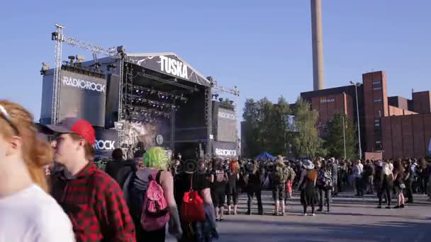 Multidões de fãs de rock no festival de rock. No palco principal. Tempo de Caducidade — Vídeo de Stock