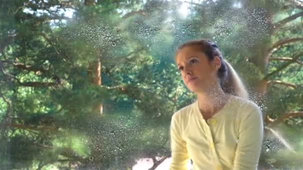 Frustrierte, müde Frau wäscht Fenster. Kugelstoßer. — Stockvideo
