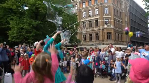 Straßenkünstler blasen die riesigen Blasen im Stadtpark auf. — Stockvideo