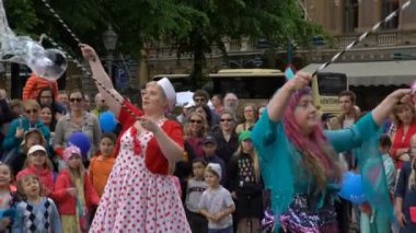 Sokak sanatçıları Şehir Parkı büyük kabarcıkları şişirmek.