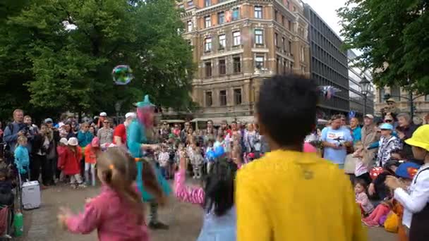 Gli artisti di strada gonfiano le enormi bolle nel parco cittadino . — Video Stock