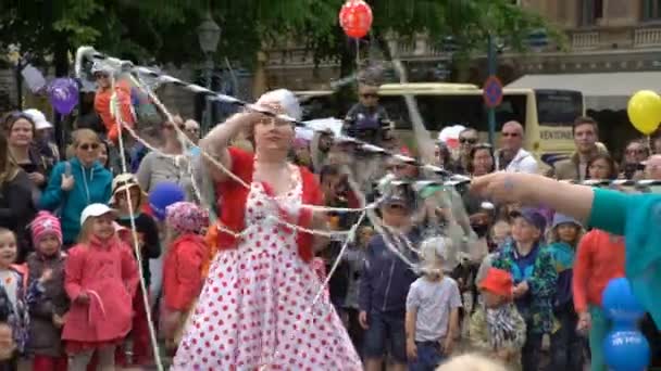 Artistas callejeros inflan las enormes burbujas en el Parque de la Ciudad . — Vídeo de stock