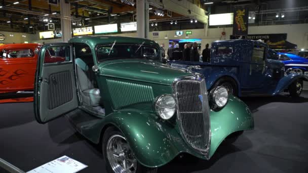 Ford 3w coupe, 1934 and Ford Roadster, 1928. — Stock Video