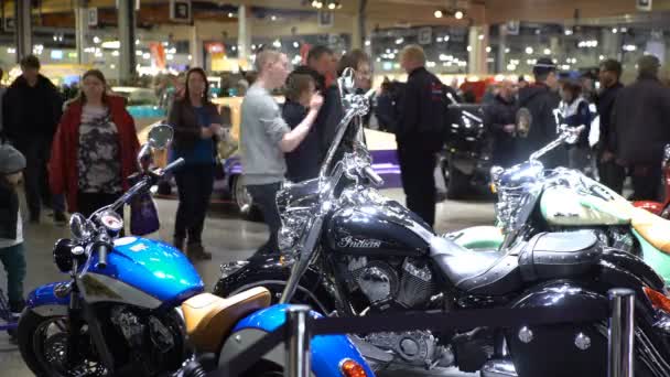 Trimmad Vintage motorcyklar på displayen — Stockvideo