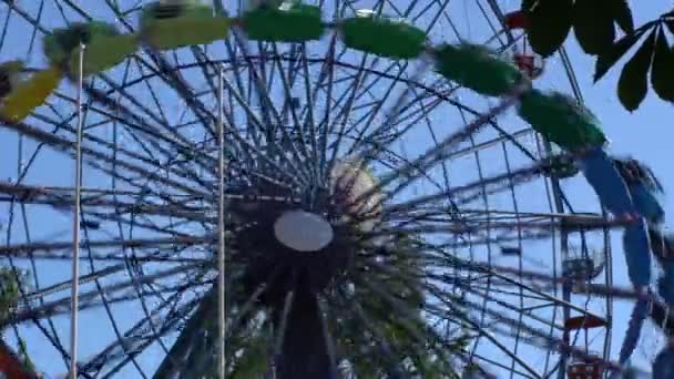 Grande roue au parc d'attractions en action . — Video