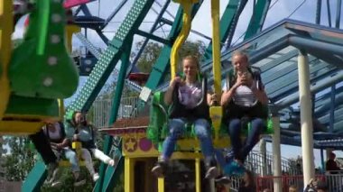 Çocuk eğlence parkı neşeli binmek binmek. Ağır çekim