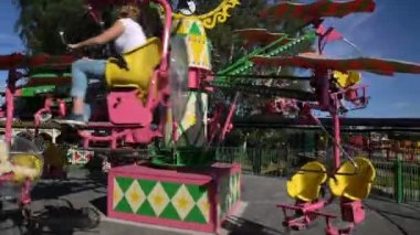 Çocuk eğlence parkı neşeli binmek binmek. Ağır çekim