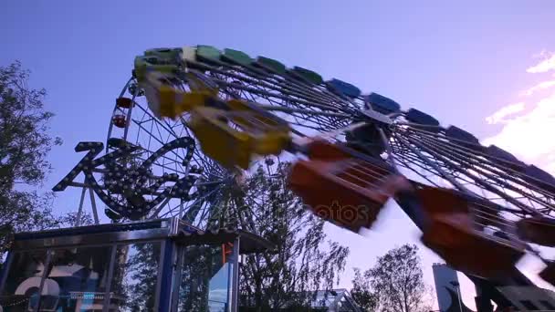 Ruota panoramica al Parco divertimenti in azione . — Video Stock
