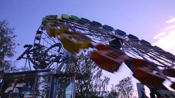 Rueda de la fortuna en el parque de atracciones en acción . — Vídeo de stock