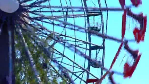 Riesenrad im Freizeitpark in Aktion. — Stockvideo