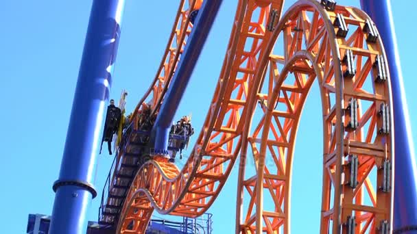 Kinderen en volwassenen in dodelijke leuke rit in attractiepark Linnanmaki. — Stockvideo