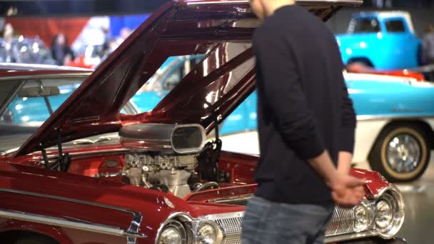 Soplador en la capucha de un coche vintage . — Vídeos de Stock