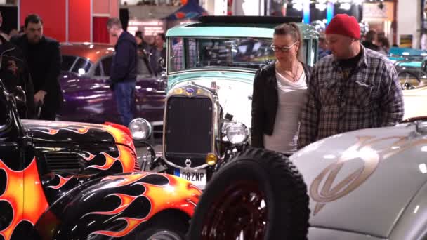 Los visitantes de la exposición examinan raros coches antiguos — Vídeos de Stock