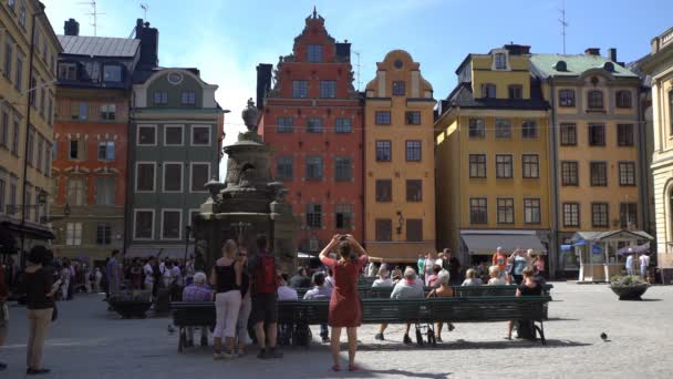 Tourists on the square in front of the Nobel Museum in Stocholm. Time Lapse — Stock Video