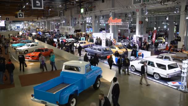 Um monte de carros antigos vintage lindo no show de automóveis . — Vídeo de Stock