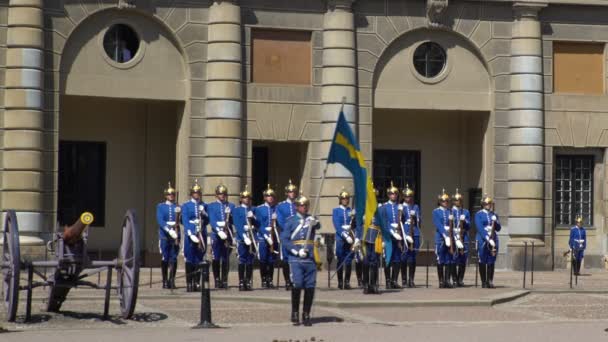 Rozwód warty na Zamku Królewskim w Sztokholmie. — Wideo stockowe