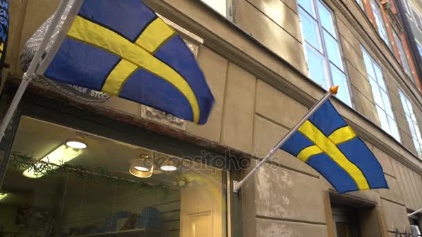 Zweedse vlaggen aan de gevel van het gebouw — Stockvideo