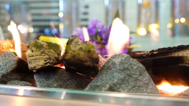 Камін посеред столу зі святковою обстановкою столу . — стокове відео