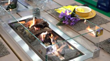 Şenlikli bir sofra tabloyla ortasında şömine.