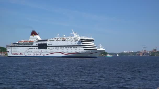Transbordador marítimo "Viking Line" maniobrando y amarrado en el puerto de Estocolmo . — Vídeo de stock