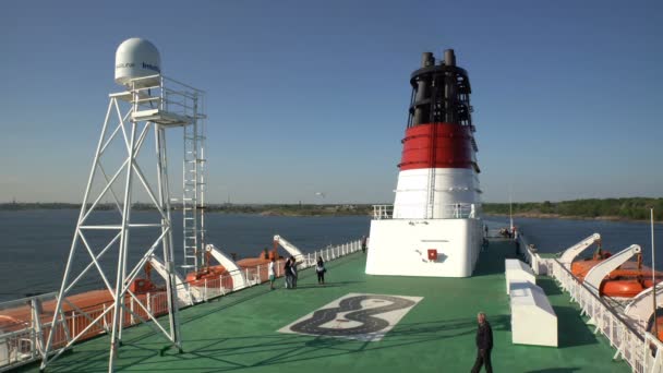 Passageiros caminham no convés superior de uma grande balsa marítima — Vídeo de Stock