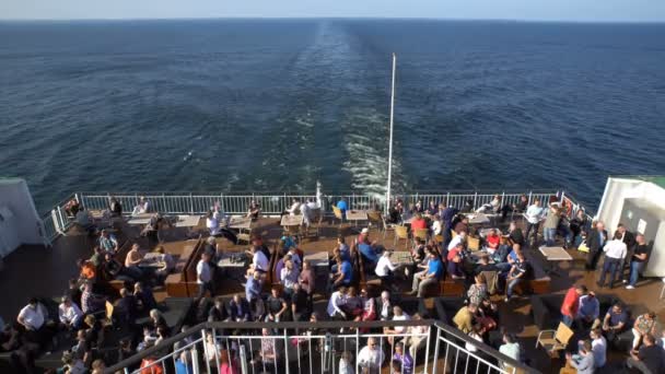 很多乘客在船尾的大海上餐厅喝酒渡轮"维京线". — 图库视频影像