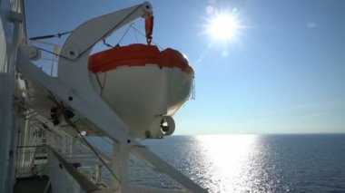 Filika büyük bir deniz gemide feribot.