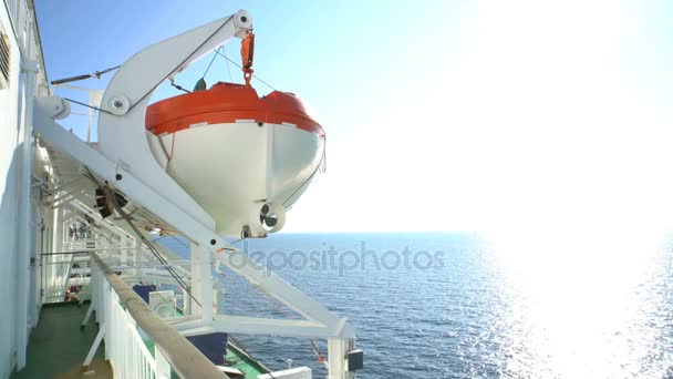 Bateaux de sauvetage à bord d'un grand ferry maritime . — Video