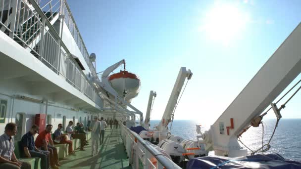 Los pasajeros se relajan en la cubierta de un gran ferry marítimo "Viking Line " — Vídeo de stock