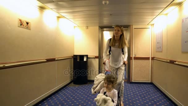 Junge Mutter mit kleiner Tochter sucht seine Kabine auf dem Schiff. — Stockvideo