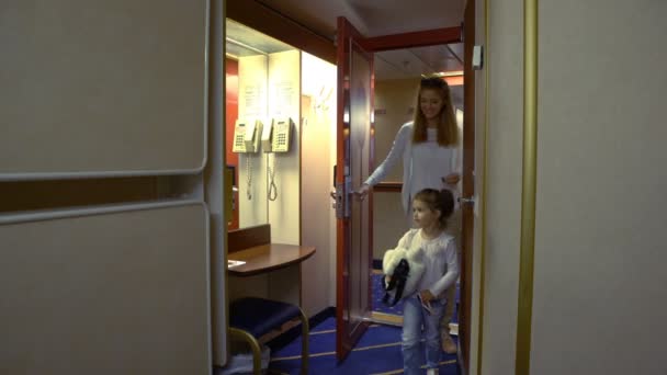 Young mother with little daughter comes in his cabin on the ship. — Stock Video