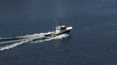 Baltık denizinde Norstrom kanalları aracılığıyla yelken küçük zevk tekne. Ağır çekim