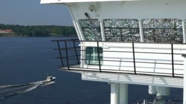 Baltık denizinde Norstrom kanalları aracılığıyla yelken küçük zevk tekne. Ağır çekim