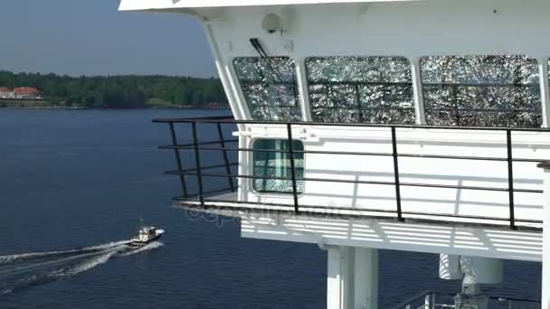 Kis öröm csónak vitorlás át a vezetékek a Balti-tengeri Norstrom. Lassú mozgás — Stock videók