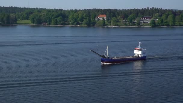 Pequeño buque de carga navegando por los conductos Norstr m en el mar Báltico . — Vídeos de Stock