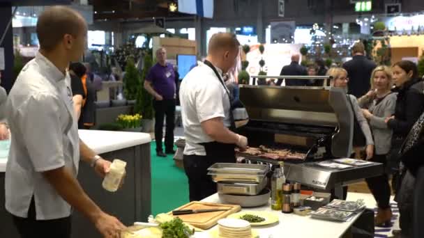 Kocken förbereder grillat kött. Demonstration av fördelarna med nya moderna grillen. — Stockvideo